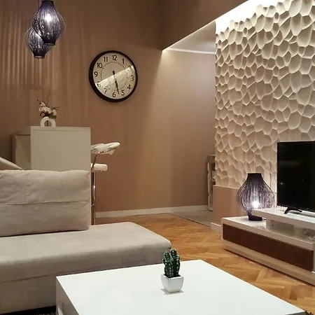 Lella - Pedestrian Zone & Charming Balcony Apartment Belgrade