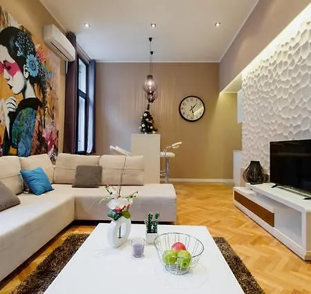 Lella - Pedestrian Zone & Charming Balcony Apartment Belgrade