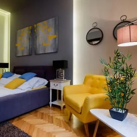 Lella - Pedestrian Zone & Charming Balcony Apartman *